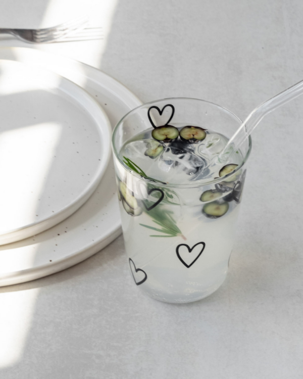 Fall in love with this charming glass tumbler featuring delicate black hearts! Perfect for everyday use, this 450ml drinking glass adds a touch of romance to your beverage experience. Whether you're enjoying a refreshing drink at home or having a picnic outdoors, this versatile glass is your ideal companion.