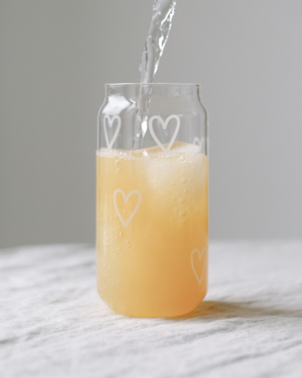 This charming glass is perfect for enjoying refreshing drinks all summer long, from sunny mornings on the balcony to cozy evenings with friends. The all-over heart print adds a touch of love and sweetness to every sip, whether you're enjoying homemade lemonade, iced tea, a delicious milkshake, or your favourite cocktail.