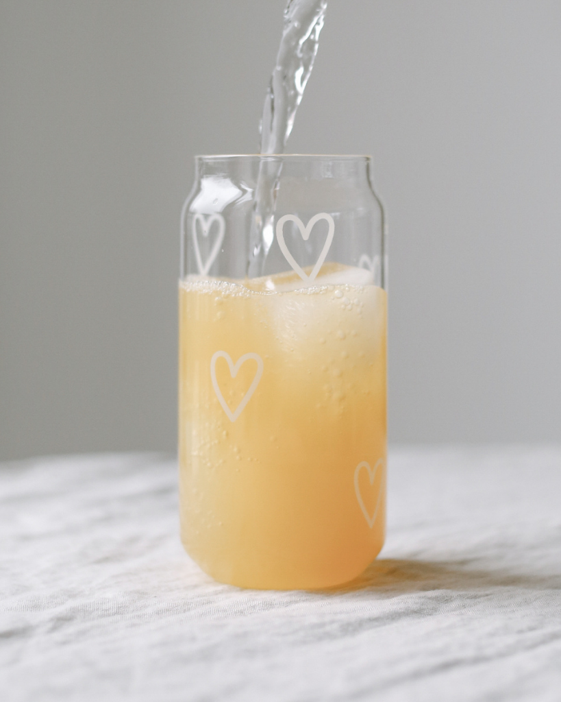 This charming glass is perfect for enjoying refreshing drinks all summer long, from sunny mornings on the balcony to cozy evenings with friends. The all-over heart print adds a touch of love and sweetness to every sip, whether you're enjoying homemade lemonade, iced tea, a delicious milkshake, or your favourite cocktail.