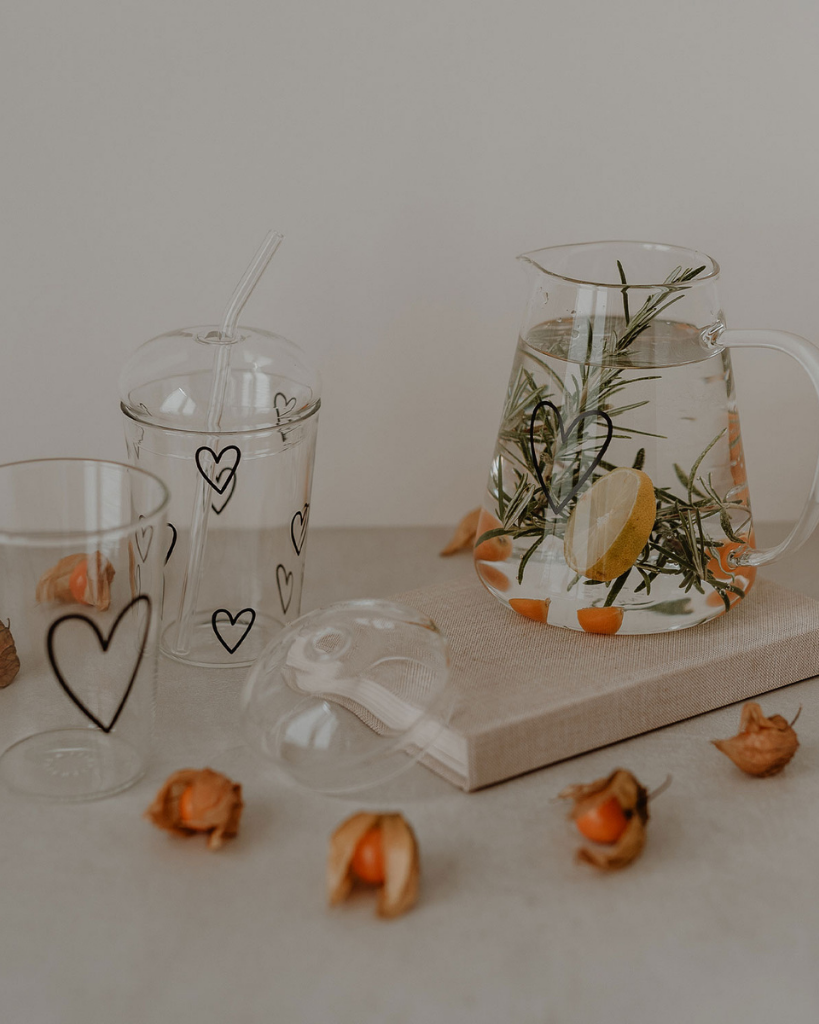 Fall in love with this charming glass tumbler featuring delicate black hearts! Perfect for everyday use, this 450ml drinking glass adds a touch of romance to your beverage experience. Whether you're enjoying a refreshing drink at home or having a picnic outdoors, this versatile glass is your ideal companion.