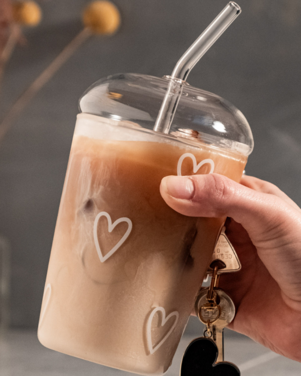 A glass lid, compatible exclusively with our drinking glass collection, provides a protective barrier and accommodates glass straws. Dishwasher safe for convenient cleaning.