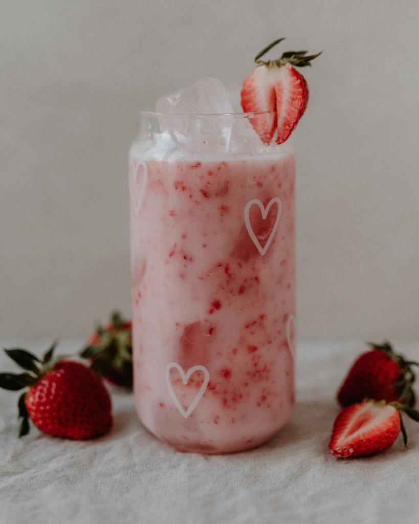 This charming glass is perfect for enjoying refreshing drinks all summer long, from sunny mornings on the balcony to cozy evenings with friends. The all-over heart print adds a touch of love and sweetness to every sip, whether you're enjoying homemade lemonade, iced tea, a delicious milkshake, or your favourite cocktail.
