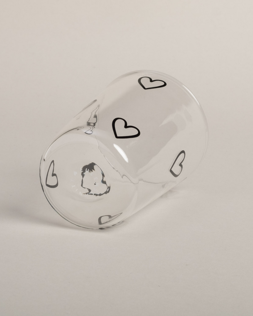 Fall in love with this charming glass tumbler featuring delicate black hearts! Perfect for everyday use, this 450ml drinking glass adds a touch of romance to your beverage experience. Whether you're enjoying a refreshing drink at home or having a picnic outdoors, this versatile glass is your ideal companion.