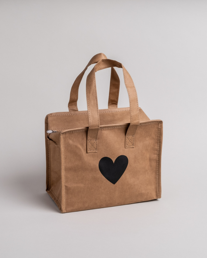 Keep small items cool with our lightweight and charming cooler bag / lunch bag made from washable paper with an insulating layer. Perfect for lunches, picnics, and more. Easy to wipe clean. Dimensions: approx. 25 x 21 x 13 cm.