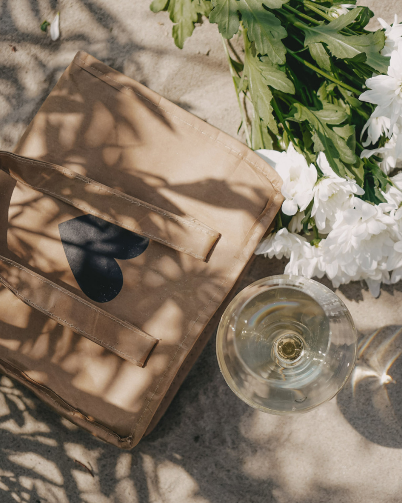 Keep small items cool with our lightweight and charming cooler bag / lunch bag made from washable paper with an insulating layer. Perfect for lunches, picnics, and more. Easy to wipe clean. Dimensions: approx. 25 x 21 x 13 cm.