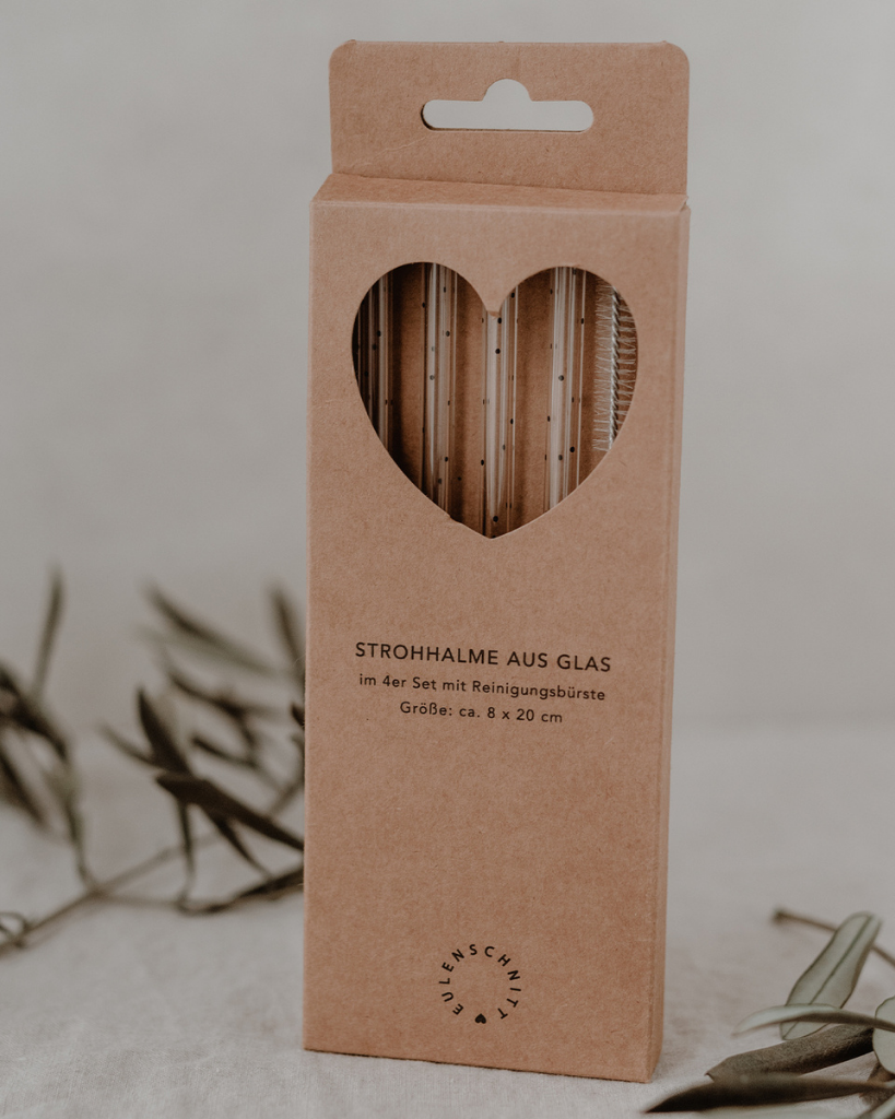 Sip sustainably and stylishly with our set of 4 reusable black dot glass straws. Durable, heat-resistant, and easy to clean (dishwasher safe!), these 20 cm straws are the perfect eco-friendly alternative to plastic. Includes cleaning brush. Upgrade your drinkware today!