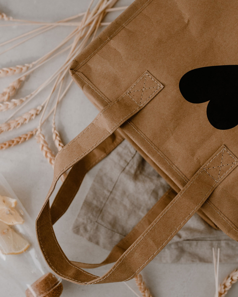 Keep small items cool with our lightweight and charming cooler bag / lunch bag made from washable paper with an insulating layer. Perfect for lunches, picnics, and more. Easy to wipe clean. Dimensions: approx. 25 x 21 x 13 cm.