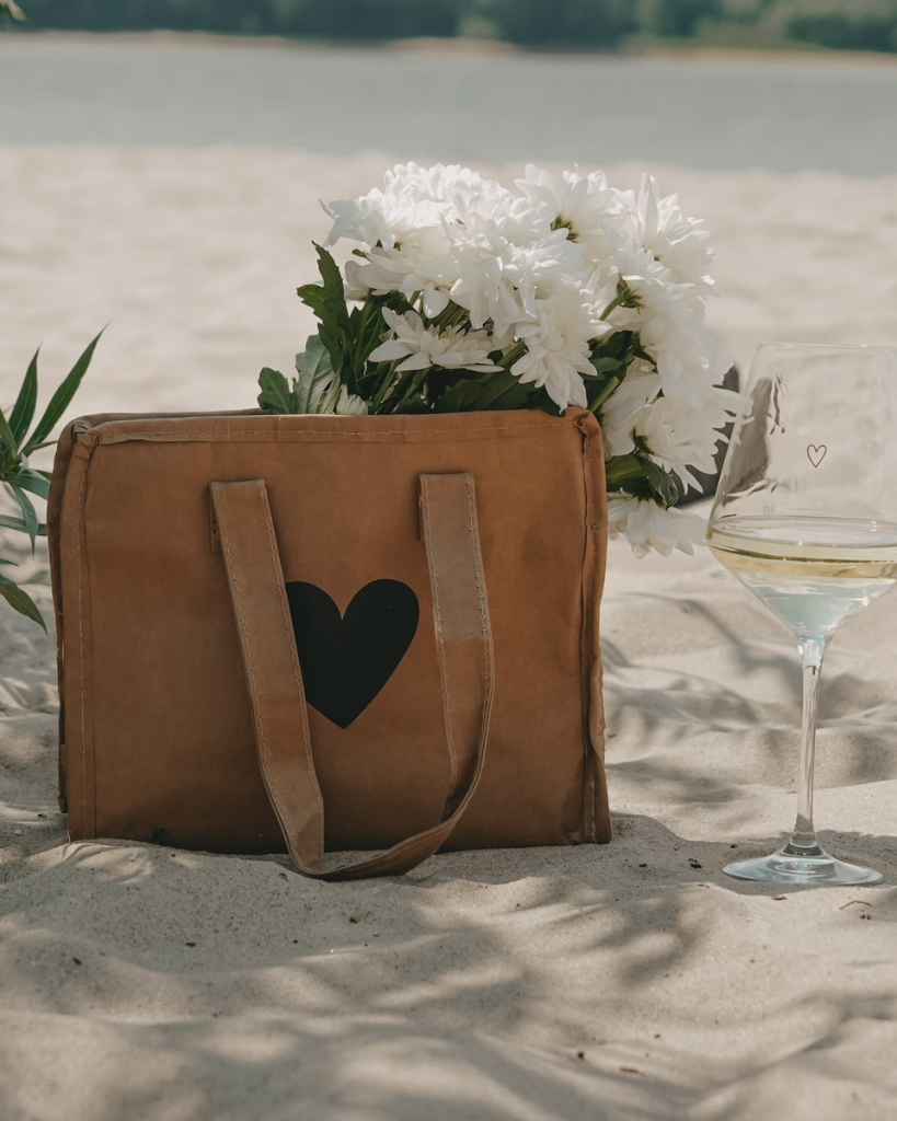 Keep small items cool with our lightweight and charming cooler bag / lunch bag made from washable paper with an insulating layer. Perfect for lunches, picnics, and more. Easy to wipe clean. Dimensions: approx. 25 x 21 x 13 cm.