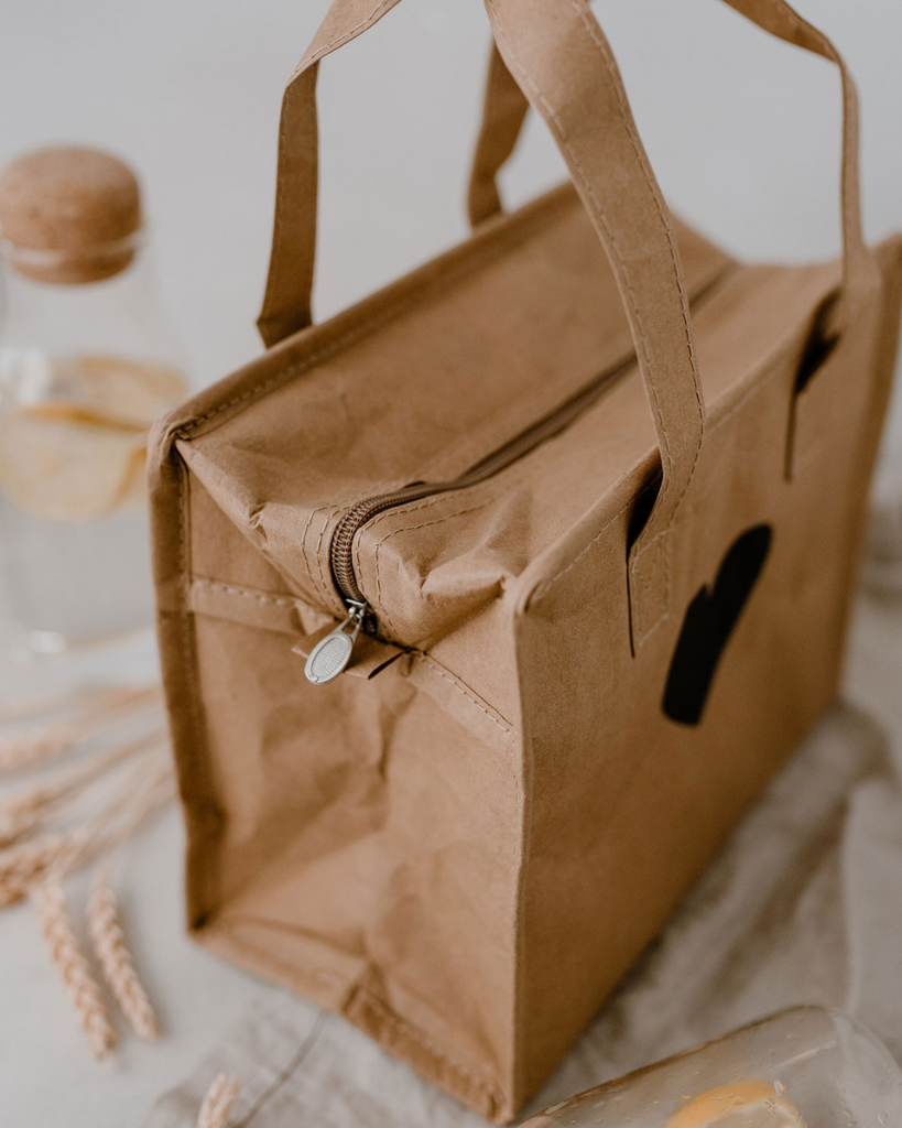 Keep small items cool with our lightweight and charming cooler bag / lunch bag made from washable paper with an insulating layer. Perfect for lunches, picnics, and more. Easy to wipe clean. Dimensions: approx. 25 x 21 x 13 cm.