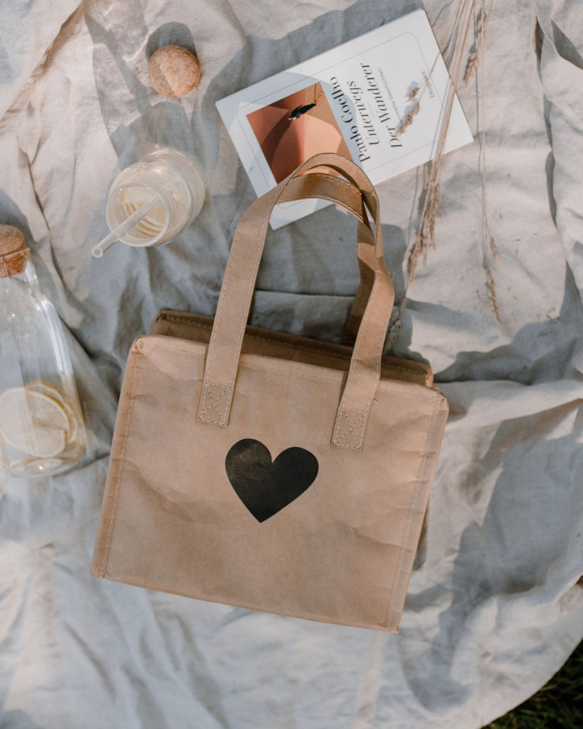 Keep small items cool with our lightweight and charming cooler bag / lunch bag made from washable paper with an insulating layer. Perfect for lunches, picnics, and more. Easy to wipe clean. Dimensions: approx. 25 x 21 x 13 cm.