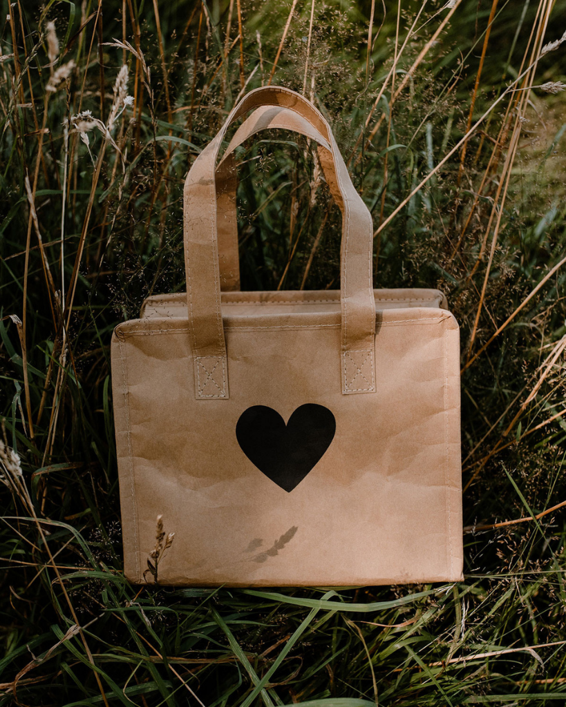 Keep small items cool with our lightweight and charming cooler bag / lunch bag made from washable paper with an insulating layer. Perfect for lunches, picnics, and more. Easy to wipe clean. Dimensions: approx. 25 x 21 x 13 cm.