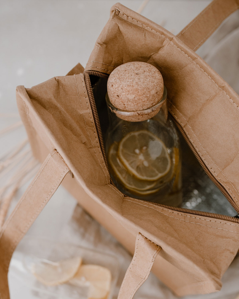 Keep small items cool with our lightweight and charming cooler bag / lunch bag made from washable paper with an insulating layer. Perfect for lunches, picnics, and more. Easy to wipe clean. Dimensions: approx. 25 x 21 x 13 cm.
