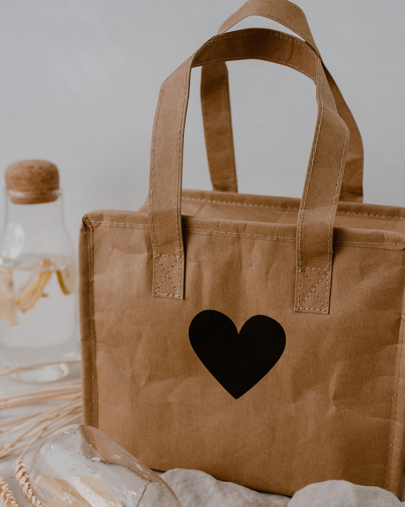 Keep small items cool with our lightweight and charming cooler bag / lunch bag made from washable paper with an insulating layer. Perfect for lunches, picnics, and more. Easy to wipe clean. Dimensions: approx. 25 x 21 x 13 cm.