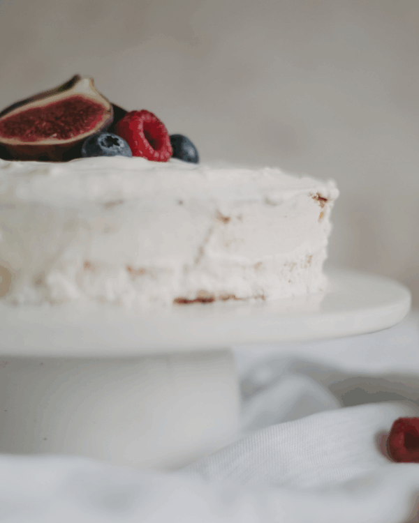Showcase your cakes beautifully with our handmade Calma stoneware cake stand, now in 7cm and 10cm heights. Featuring a 28cm diameter, unique glaze, and easy-to-clean surface, it's perfect for celebrations and stylish decoration. Use both sizes together for a tiered display!