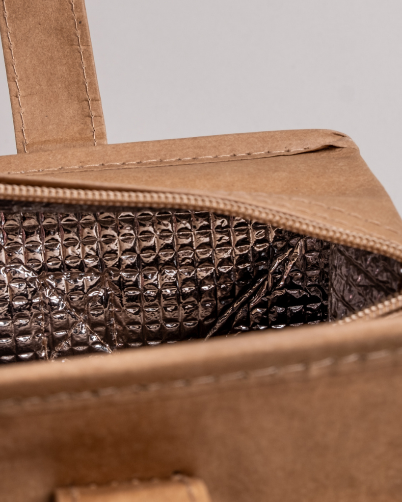 Keep small items cool with our lightweight and charming cooler bag / lunch bag made from washable paper with an insulating layer. Perfect for lunches, picnics, and more. Easy to wipe clean. Dimensions: approx. 25 x 21 x 13 cm.