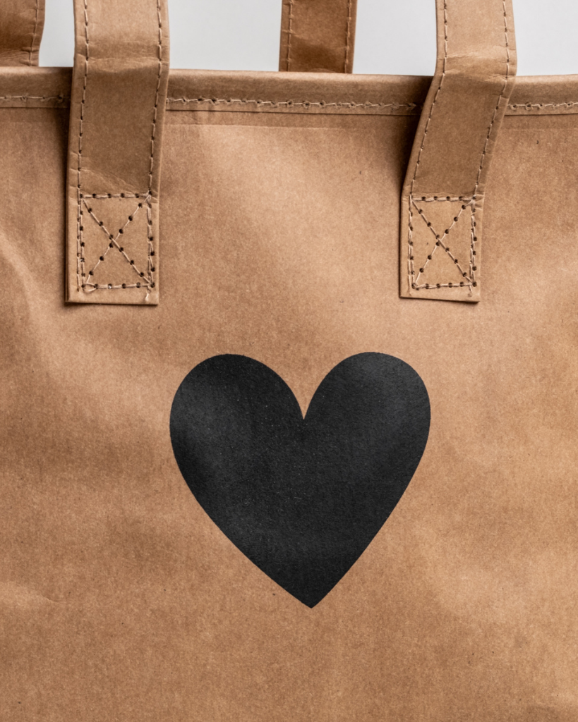 Keep small items cool with our lightweight and charming cooler bag / lunch bag made from washable paper with an insulating layer. Perfect for lunches, picnics, and more. Easy to wipe clean. Dimensions: approx. 25 x 21 x 13 cm.