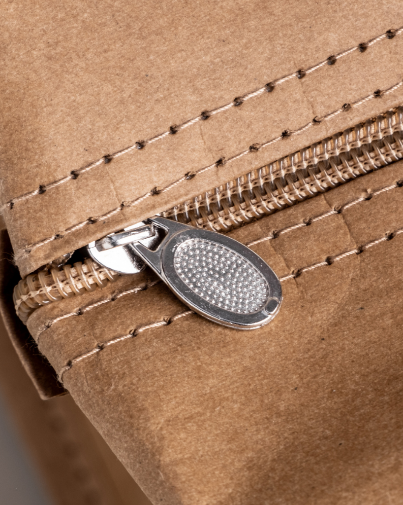 Keep small items cool with our lightweight and charming cooler bag / lunch bag made from washable paper with an insulating layer. Perfect for lunches, picnics, and more. Easy to wipe clean. Dimensions: approx. 25 x 21 x 13 cm.