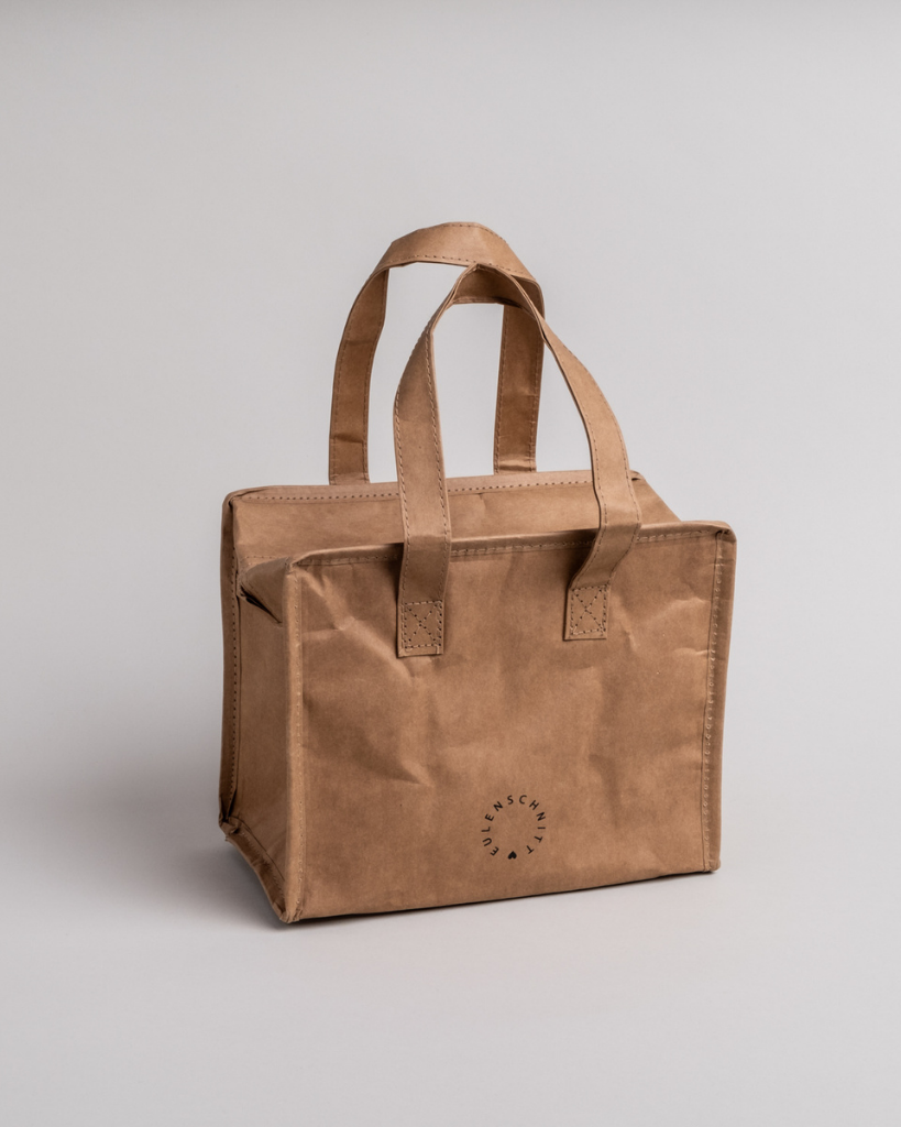 Keep small items cool with our lightweight and charming cooler bag / lunch bag made from washable paper with an insulating layer. Perfect for lunches, picnics, and more. Easy to wipe clean. Dimensions: approx. 25 x 21 x 13 cm.