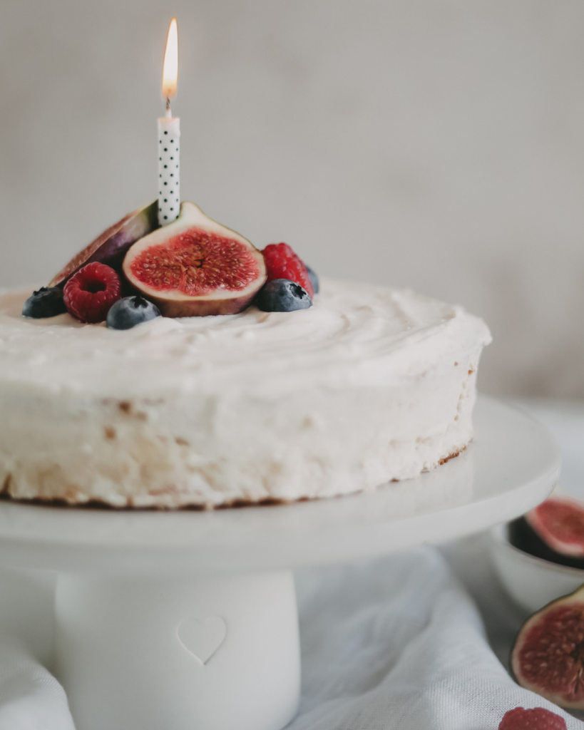 Showcase your cakes beautifully with our handmade Calma stoneware cake stand, now in 7cm and 10cm heights. Featuring a 28cm diameter, unique glaze, and easy-to-clean surface, it's perfect for celebrations and stylish decoration. Use both sizes together for a tiered display!