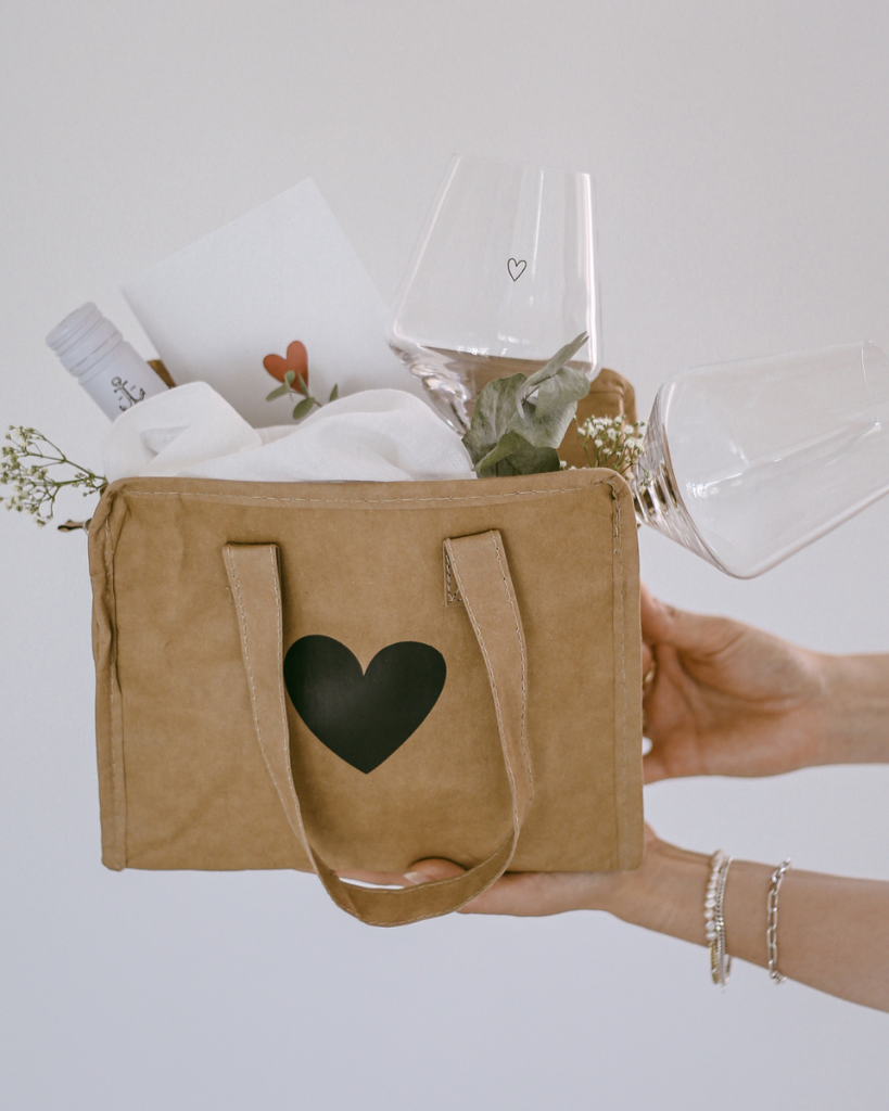 Keep small items cool with our lightweight and charming cooler bag / lunch bag made from washable paper with an insulating layer. Perfect for lunches, picnics, and more. Easy to wipe clean. Dimensions: approx. 25 x 21 x 13 cm.