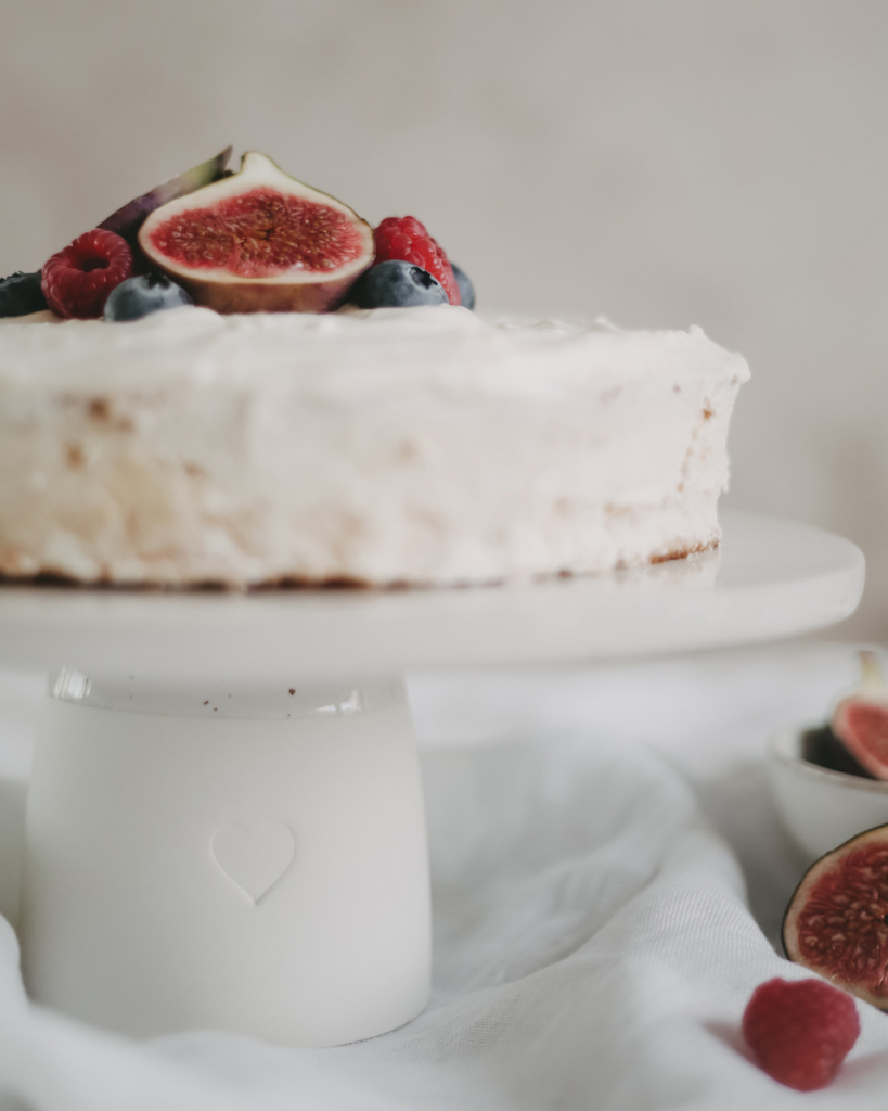 Showcase your cakes beautifully with our handmade Calma stoneware cake stand, now in 7cm and 10cm heights. Featuring a 28cm diameter, unique glaze, and easy-to-clean surface, it's perfect for celebrations and stylish decoration. Use both sizes together for a tiered display!