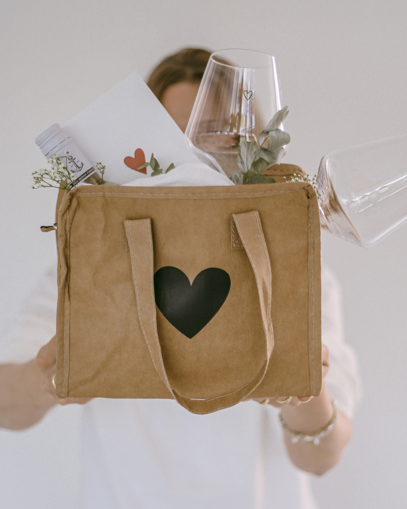 Keep small items cool with our lightweight and charming cooler bag / lunch bag made from washable paper with an insulating layer. Perfect for lunches, picnics, and more. Easy to wipe clean. Dimensions: approx. 25 x 21 x 13 cm.