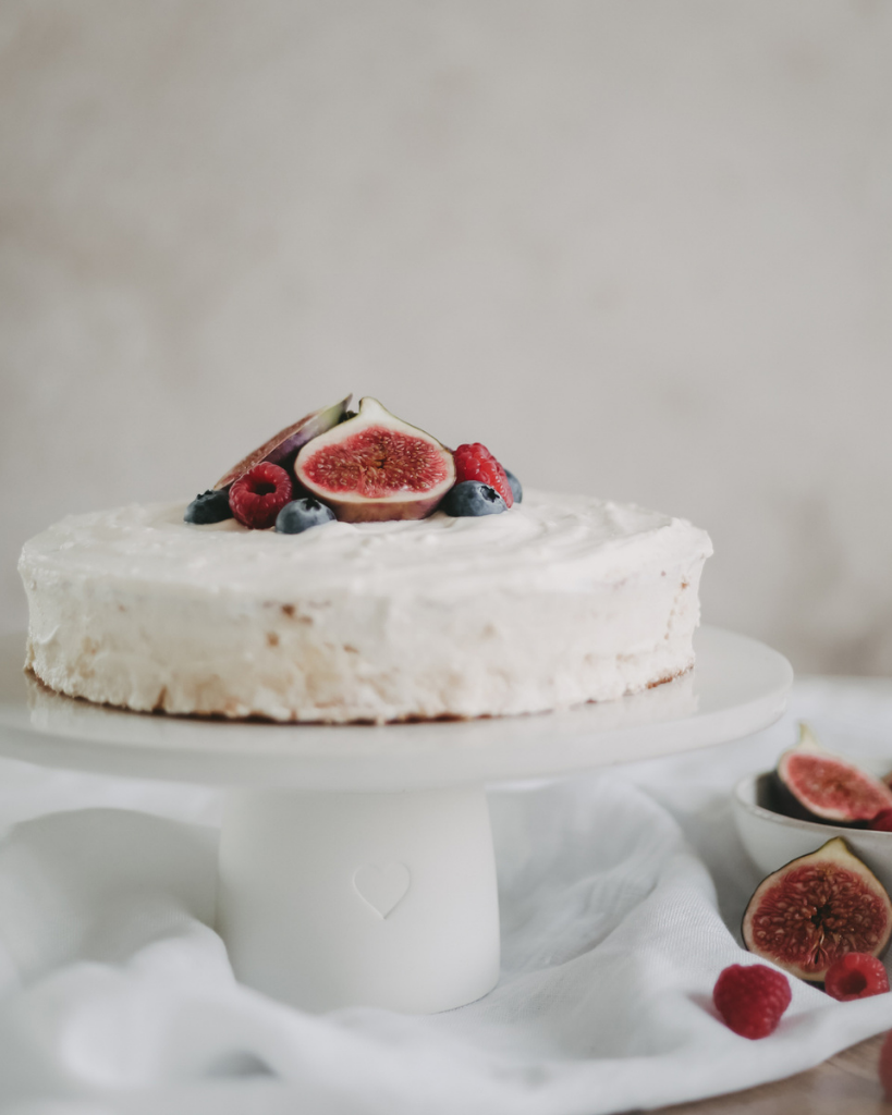 Showcase your cakes beautifully with our handmade Calma stoneware cake stand, now in 7cm and 10cm heights. Featuring a 28cm diameter, unique glaze, and easy-to-clean surface, it's perfect for celebrations and stylish decoration. Use both sizes together for a tiered display!