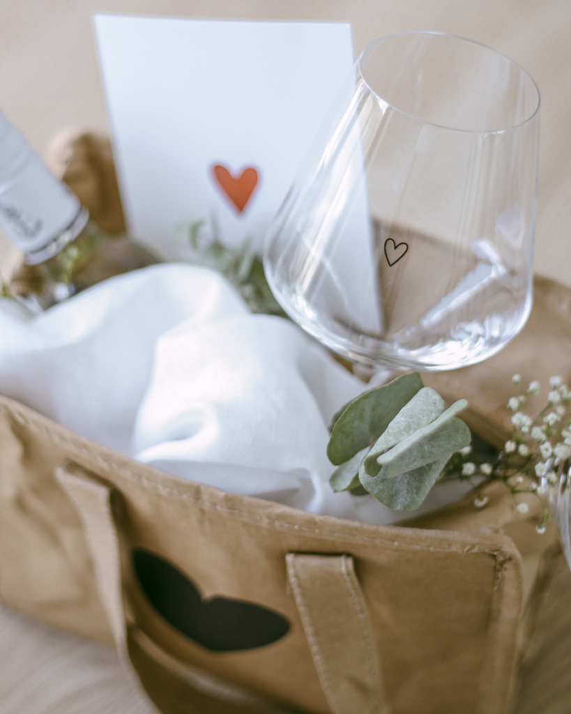Keep small items cool with our lightweight and charming cooler bag / lunch bag made from washable paper with an insulating layer. Perfect for lunches, picnics, and more. Easy to wipe clean. Dimensions: approx. 25 x 21 x 13 cm.
