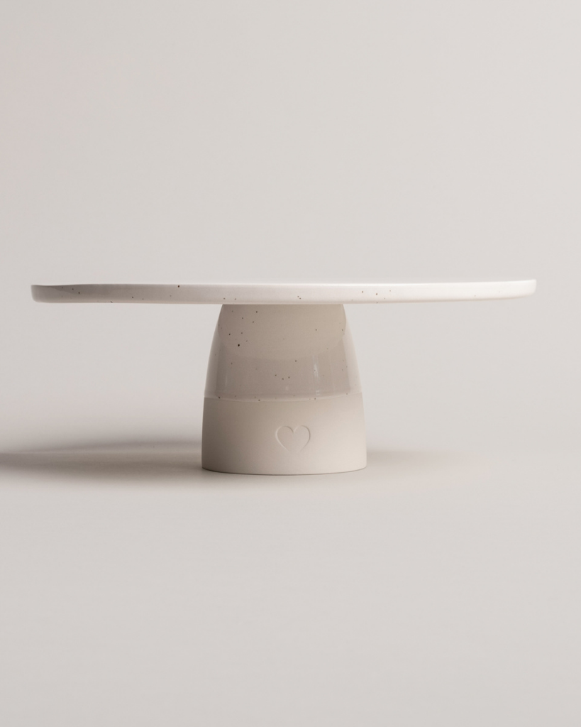 Showcase your cakes beautifully with our handmade Calma stoneware cake stand, now in 7cm and 10cm heights. Featuring a 28cm diameter, unique glaze, and easy-to-clean surface, it's perfect for celebrations and stylish decoration. Use both sizes together for a tiered display!