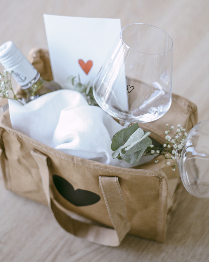 Keep small items cool with our lightweight and charming cooler bag / lunch bag made from washable paper with an insulating layer. Perfect for lunches, picnics, and more. Easy to wipe clean. Dimensions: approx. 25 x 21 x 13 cm.